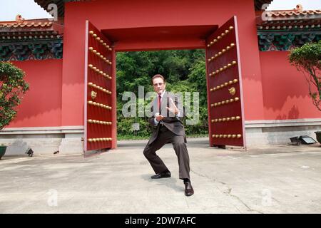 Jean-Claude Van Damme posiert vor dem Chinesischen Palast in Guangzhou, China, 19. Mai 2014. Der belgische Schauspieler und Produzent feiert den neuen Deal seiner Firma Golden Gate Media mit dem chinesischen Beijing Chunqiu Time Culture, um Action-Filme zu fördern. Foto von ABACAPRESS.COM Stockfoto