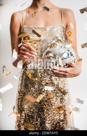 Fotohintergrund 'Brunch And Bubbly' 2,1x1,5 M - Goldene Punkte, Pailletten, Vinyl, Für Hochzeiten & Partys