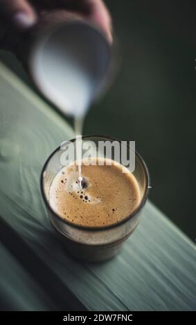 Tasse Kaffee auf grünem Hintergrund. Stockfoto