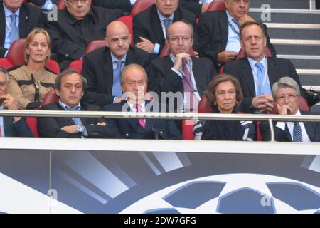 UEFA-Präsident Michel Platini, Spaniens König Juan Carlos und Königin Sofia warten am 24. Mai 2014 im Luz-Stadion in Lissabon, Portugal, auf das UEFA Champions League-Finale, Real Madrid gegen Atletico de Madrid. Foto von Henri Szwarc/ABACAPRESS.COM Stockfoto