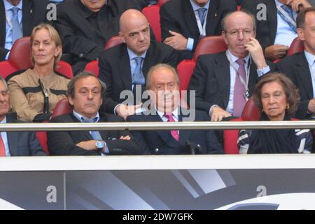 UEFA-Präsident Michel Platini, Spaniens König Juan Carlos und Königin Sofia warten am 24. Mai 2014 im Luz-Stadion in Lissabon, Portugal, auf das UEFA Champions League-Finale, Real Madrid gegen Atletico de Madrid. Foto von Henri Szwarc/ABACAPRESS.COM Stockfoto