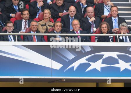 UEFA-Präsident Michel Platini, Spaniens König Juan Carlos und Königin Sofia warten am 24. Mai 2014 im Luz-Stadion in Lissabon, Portugal, auf das UEFA Champions League-Finale, Real Madrid gegen Atletico de Madrid. Foto von Henri Szwarc/ABACAPRESS.COM Stockfoto