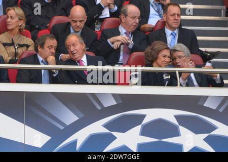 UEFA-Präsident Michel Platini, Spaniens König Juan Carlos und Königin Sofia warten am 24. Mai 2014 im Luz-Stadion in Lissabon, Portugal, auf das UEFA Champions League-Finale, Real Madrid gegen Atletico de Madrid. Foto von Henri Szwarc/ABACAPRESS.COM Stockfoto