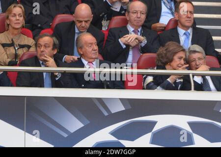 UEFA-Präsident Michel Platini, Spaniens König Juan Carlos und Königin Sofia warten am 24. Mai 2014 im Luz-Stadion in Lissabon, Portugal, auf das UEFA Champions League-Finale, Real Madrid gegen Atletico de Madrid. Foto von Henri Szwarc/ABACAPRESS.COM Stockfoto