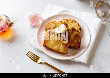 Französisches Toast zum Frühstück mit Blick auf Butter und Puderzucker Von oben Stockfoto