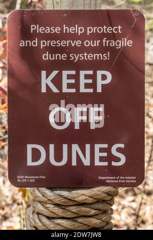 Halten Sie sich von Dunes Schild Erhaltung Erinnerungszeichen in Indiana Dunes Nationalpark Stockfoto