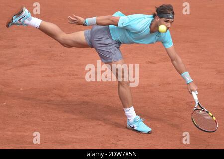 Der spanische Rafael Nadal spielt in der zweiten Runde der French Tennis Open 2014 im Roland-Garros Stadion, Paris, Frankreich am 28. Mai 2014. Foto von Henri Szwarc/ABACAPRESS.COM Stockfoto