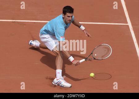 Novak Djokovic spielt in der dritten Runde der French Tennis Open 2014 im Roland-Garros Stadion, Paris, Frankreich am 30. Mai 2014. Foto von Henri Szwarc/ABACAPRESS.COM Stockfoto