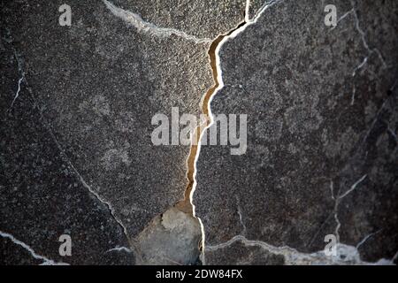 Alte Wand, die den Eindruck von Rissbildung zeigt Stockfoto