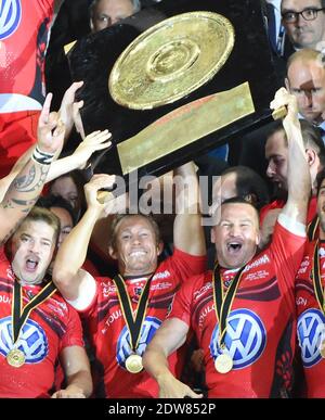 Jonny Wilkinson von RC Toulon beim Finale der französischen Top 14 Rugby Union zwischen Castres Olympique und RC Toulon im Stade de France Stadion in Saint-Denis, außerhalb von Paris, am 31. Mai 2014. Die englische Legende Jonny Wilkinson spielte eine Hauptrolle in seinem letzten Spiel als Profi, als Toulon den französischen Top 14-Titel zu ihrer europäischen Krone mit einem 18-10-Sieg über die Besitzer Castres am Samstag hinzufügte. Foto Christian Liewig /ABACAPRESS.COM Stockfoto