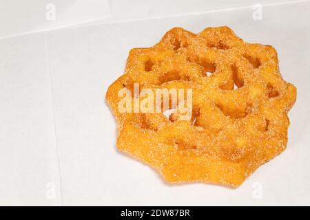 Traditioneller mexikanischer gebratener Dessert-Donut auf weißem Hintergrund Stockfoto