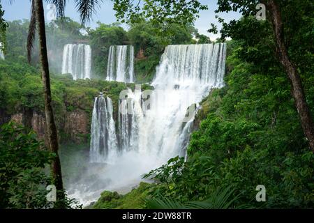 Einer der größten Wasserfälle der Welt, Foz do Iguaçu (Iguazu-Wasserfälle), von der argentinischen Seite aus gesehen Stockfoto