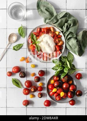 Tomatensalat mit Burrata Stockfoto