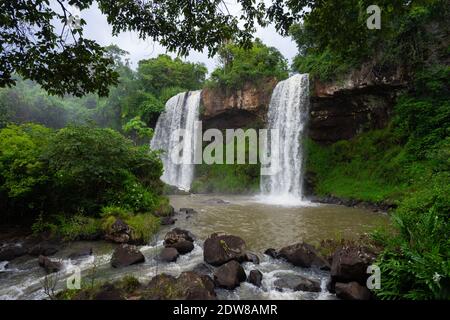 Der Foz do Iguaçu (Iguazu-Wasserfall) gehört zu einem der größten Wasserfälle der Welt, von der argentinischen Seite aus gesehen Stockfoto