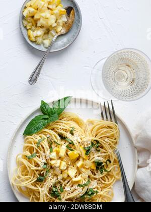 Pasta mit konservierten Zitronen Stockfoto