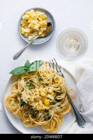 Pasta mit konservierten Zitronen Stockfoto