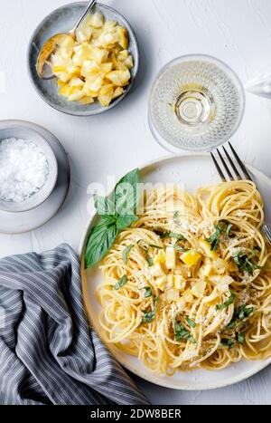 Pasta mit konservierten Zitronen Stockfoto