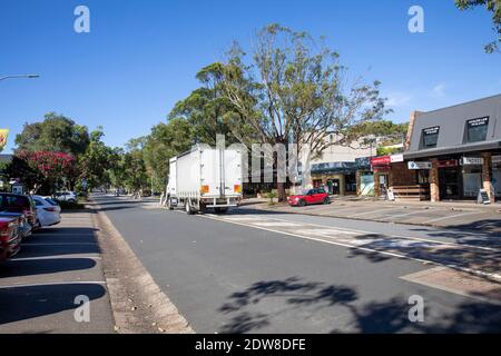 Sydney, Australien. Mittwoch, 23. Dezember 2020. Die Regierung von NSW hält die nördlichen Strände Sydneys nach dem Ausbruch der COVID 19 in Avalon Beach fest. Die abgebildeten Straßen in Avalon sind fast menschenleer. Credit martin.berry@alamy live News. Quelle: martin Berry/Alamy Live News Stockfoto