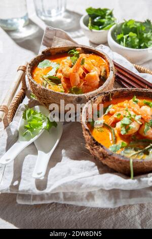 Thailand Tradition rote Currysuppe mit Garnelen Garnelen und Kokosmilch. Panaeng Curry Stockfoto