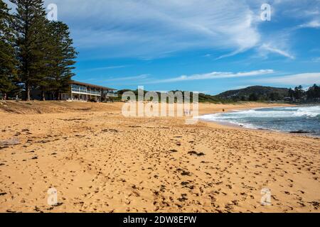 Sydney, Australien. Mittwoch, 23. Dezember 2020. Die Regierung von NSW hält die nördlichen Strände Sydneys nach dem Ausbruch der COVID 19 in Avalon Beach fest. Im Bild nur ein paar Einheimische wagen sich auf Avalon Beach zu trainieren. Credit martin.berry@alamy live News. Quelle: martin Berry/Alamy Live News Stockfoto