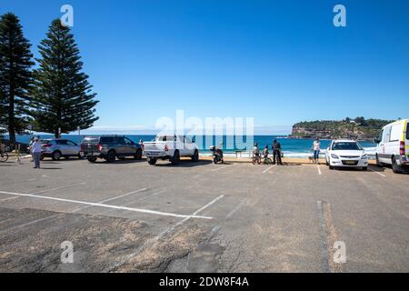 Sydney, Australien. Mittwoch, 23. Dezember 2020. Die Regierung von NSW hält die nördlichen Strände Sydneys nach dem Ausbruch der COVID 19 in Avalon Beach fest. Im Bild Avalon Beach Parkplatz ist normalerweise im Sommer voll. Kredit martin.berry@alamy Live-Nachrichten. Quelle: martin Berry/Alamy Live News Stockfoto