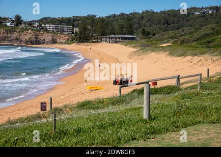 Sydney, Australien. Mittwoch, 23. Dezember 2020. Die Regierung von NSW hält die nördlichen Strände Sydneys nach dem Ausbruch der COVID 19 in Avalon Beach fest. Im Bild sehr wenige Menschen am Avalon Beach. Kredit martin.berry@alamy Live-Nachrichten. Quelle: martin Berry/Alamy Live News Stockfoto