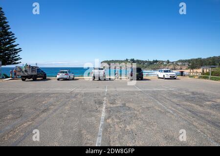 Sydney, Australien. Mittwoch, 23. Dezember 2020. Die Regierung von NSW hält die nördlichen Strände Sydneys nach dem Ausbruch der COVID 19 in Avalon Beach fest. Im Bild Avalon Beach Parkplatz ist normalerweise im Sommer voll. Kredit martin.berry@alamy Live-Nachrichten. Quelle: martin Berry/Alamy Live News Stockfoto