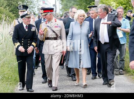 Der Prinz von Wales und die Herzogin von Cornwall treffen die Veteranen des Segelflieger-Regiments an der Pegasus-Brücke, um im Rahmen der offiziellen Feierlichkeiten anlässlich des 70. Jahrestages der Befreiung am 5. Juni einen Kranz am Segelflieger-Piloten-Memorial in Benouville zu legen. 2014 in der Normandie, Frankreich. Foto von Patrick Bernard/ABACAPRESS.COM Stockfoto