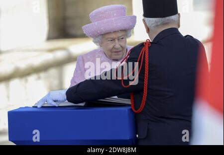 Königin Elisabeth II. Legt zusammen mit dem französischen Präsidenten Francois Hollande einen Gedenkkranz am Triumphbogen bei einem Staatsbesuch in Frankreich und der Feier des 70. Jahrestages des D-Day. Paris, Frankreich, 5. Juni 2014. Foto von Gilles Rolle/Pool/ABACAPRESS.COM Stockfoto