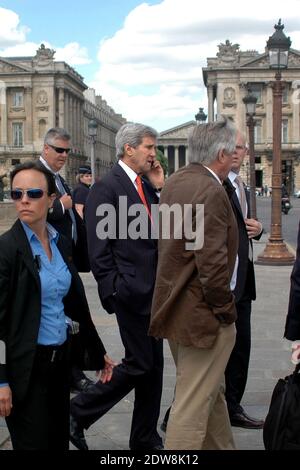 Exklusiv - Passanten achten nicht auf Außenminister John Kerry, der am 5. Juni 2014 in Paris, Frankreich, vor den Feierlichkeiten zum 70. Jahrestag des D-Day in der Normandie den Place de la Concorde und die Champs Elysees unter großer Sicherheit zu Fuß hinaufgeht. Foto von Alain Apaydin/ABACAPRESS.COM Stockfoto