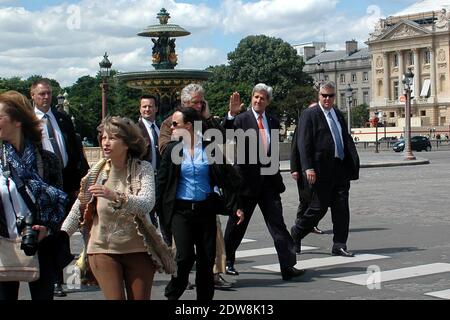 Exklusiv - Passanten achten nicht auf Außenminister John Kerry, der am 5. Juni 2014 in Paris, Frankreich, vor den Feierlichkeiten zum 70. Jahrestag des D-Day in der Normandie den Place de la Concorde und die Champs Elysees unter großer Sicherheit zu Fuß hinaufgeht. Foto von Alain Apaydin/ABACAPRESS.COM Stockfoto