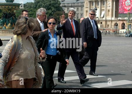 Exklusiv - Passanten achten nicht auf Außenminister John Kerry, der am 5. Juni 2014 in Paris, Frankreich, vor den Feierlichkeiten zum 70. Jahrestag des D-Day in der Normandie den Place de la Concorde und die Champs Elysees unter großer Sicherheit zu Fuß hinaufgeht. Foto von Alain Apaydin/ABACAPRESS.COM Stockfoto