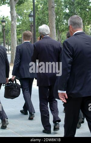 Exklusiv - Passanten achten nicht auf Außenminister John Kerry, der am 5. Juni 2014 in Paris, Frankreich, vor den Feierlichkeiten zum 70. Jahrestag des D-Day in der Normandie den Place de la Concorde und die Champs Elysees unter großer Sicherheit zu Fuß hinaufgeht. Foto von Alain Apaydin/ABACAPRESS.COM Stockfoto