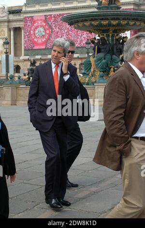 Exklusiv - Passanten achten nicht auf Außenminister John Kerry, der am 5. Juni 2014 in Paris, Frankreich, vor den Feierlichkeiten zum 70. Jahrestag des D-Day in der Normandie den Place de la Concorde und die Champs Elysees unter großer Sicherheit zu Fuß hinaufgeht. Foto von Alain Apaydin/ABACAPRESS.COM Stockfoto