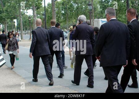 Exklusiv - Passanten achten nicht auf Außenminister John Kerry, der am 5. Juni 2014 in Paris, Frankreich, vor den Feierlichkeiten zum 70. Jahrestag des D-Day in der Normandie den Place de la Concorde und die Champs Elysees unter großer Sicherheit zu Fuß hinaufgeht. Foto von Alain Apaydin/ABACAPRESS.COM Stockfoto