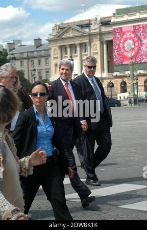 Exklusiv - Passanten achten nicht auf Außenminister John Kerry, der am 5. Juni 2014 in Paris, Frankreich, vor den Feierlichkeiten zum 70. Jahrestag des D-Day in der Normandie den Place de la Concorde und die Champs Elysees unter großer Sicherheit zu Fuß hinaufgeht. Foto von Alain Apaydin/ABACAPRESS.COM Stockfoto