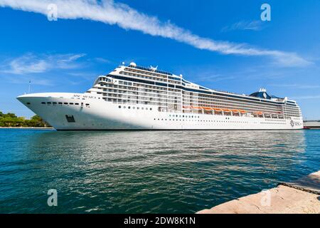 Blick von der Uferpromenade des MSC Kreuzfahrtschiffes Musica zieht in den Hafen am 12. September 2019 in Brindisi Italien. Stockfoto