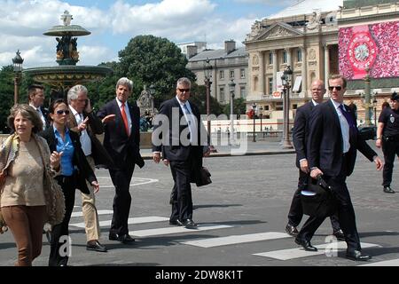 Exklusiv - Passanten achten nicht auf Außenminister John Kerry, der am 5. Juni 2014 in Paris, Frankreich, vor den Feierlichkeiten zum 70. Jahrestag des D-Day in der Normandie den Place de la Concorde und die Champs Elysees unter großer Sicherheit zu Fuß hinaufgeht. Foto von Alain Apaydin/ABACAPRESS.COM Stockfoto