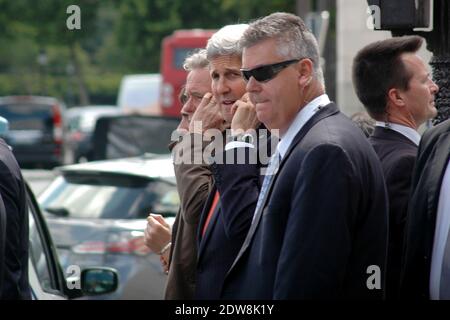 Exklusiv - Passanten achten nicht auf Außenminister John Kerry, der am 5. Juni 2014 in Paris, Frankreich, vor den Feierlichkeiten zum 70. Jahrestag des D-Day in der Normandie den Place de la Concorde und die Champs Elysees unter großer Sicherheit zu Fuß hinaufgeht. Foto von Alain Apaydin/ABACAPRESS.COM Stockfoto