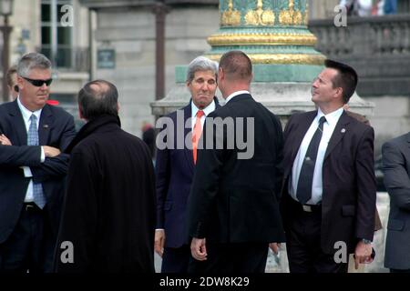 Exklusiv - Passanten achten nicht auf Außenminister John Kerry, der am 5. Juni 2014 in Paris, Frankreich, vor den Feierlichkeiten zum 70. Jahrestag des D-Day in der Normandie den Place de la Concorde und die Champs Elysees unter großer Sicherheit zu Fuß hinaufgeht. Foto von Alain Apaydin/ABACAPRESS.COM Stockfoto