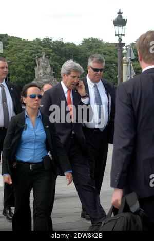 Exklusiv - Passanten achten nicht auf Außenminister John Kerry, der am 5. Juni 2014 in Paris, Frankreich, vor den Feierlichkeiten zum 70. Jahrestag des D-Day in der Normandie den Place de la Concorde und die Champs Elysees unter großer Sicherheit zu Fuß hinaufgeht. Foto von Alain Apaydin/ABACAPRESS.COM Stockfoto