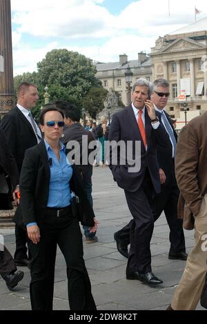 Exklusiv - Passanten achten nicht auf Außenminister John Kerry, der am 5. Juni 2014 in Paris, Frankreich, vor den Feierlichkeiten zum 70. Jahrestag des D-Day in der Normandie den Place de la Concorde und die Champs Elysees unter großer Sicherheit zu Fuß hinaufgeht. Foto von Alain Apaydin/ABACAPRESS.COM Stockfoto