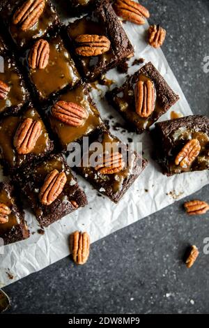Turtle Brownies mit gesalzenem Karamell und Pekannüsse in einer flachen Nahaufnahme. Stockfoto
