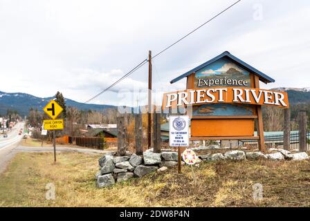 Das Willkommen zum Priest River Zeichen entlang Highway 2 in der ländlichen Nord-Idaho Gemeinschaft von Priest River, an einem trüben bewölkten Tag. Stockfoto