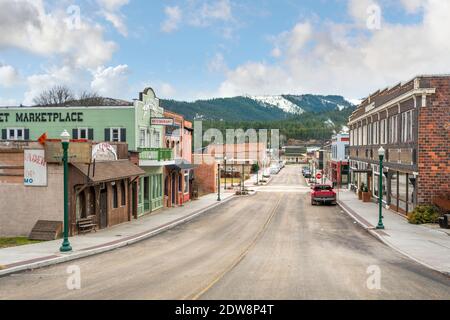 Die Hauptstraße des historischen Priest River, Idaho, im Nordwesten der Vereinigten Staaten im Winter. Stockfoto