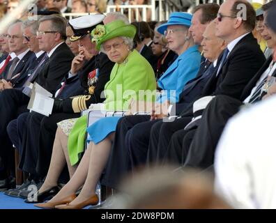 Die britische Königin Elisabeth II., Königin Margrethe II. Von Dänemark, der Großherzog von Luxemburg, Henri, Karolos Papoulias, Präsident von Griechenland und Prinz Albert II. Von Monaco nehmen an der internationalen Zeremonie am Sword Beach in Ouistreham Teil, im Rahmen der offiziellen Feierlichkeiten anlässlich des 70. Jahrestages des D-Day, Am 6. Juni 2014 in der Normandie, Frankreich. Foto von Abd Rabbo-Bernard-Gouhier-Mousse/ABACAPRESS.COM Stockfoto