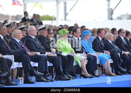 L-R : Präsident der Vereinigten Staaten von Amerika Barack Obama, Prinz von Wales Charles, Prinz Philip Herzog von Edinburgh, Präsident der Slowakischen Republik Ivan Gasparovic, König Harald V. von Norwegen, Großherzogin Maria-Teresa von Luxemburg, britische Königin Elizabeth II, Französisch Präsident Francois Hollande, Königin Margrethe von Dänemark, Großherzog Henri von Luxemburg, Fürst Albert II. Von Monaco nehmen an der internationalen Zeremonie am Sword Beach in Ouistreham Teil, die im Rahmen der offiziellen Feierlichkeiten anlässlich des 70. Jahrestages des D-Day am 6. Juni 2014 in der Normandie, Frankreich, stattfindet. Foto von Abd Rabbo-Bernard-Go Stockfoto