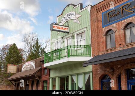 Farbenfrohes historisches Old West Saloon Restaurant Gebäude in der Stadt Priest River, Idaho, USA Stockfoto