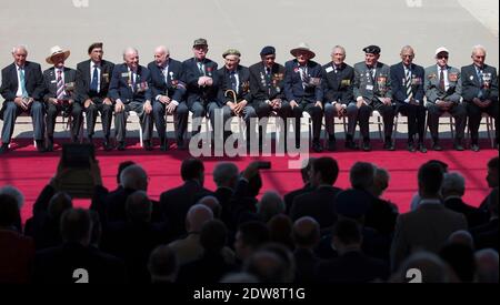 Veteranen des Zweiten Weltkriegs sitzen bei einer internationalen Zeremonie zum 70. Jahrestag der Landung der Alliierten am D-Day am Sword Beach in Ouistreham, in der Normandie, Frankreich, am 06. Juni 2014 gegenüber den Weltführern. Mehr als 75,000 britisch-kanadische und andere Commonwealth-Truppen landeten am 06. Juni 1944 an den Stränden der Normandie neben den Vereinigten Staaten und den Freien Franzosen, bei einer alliierten Invasion von mehr als 130,000. Weitere 7,900 britische Truppen wurden von Air.The Invasion etabliert eine entscheidende zweite Front in der Befreiung Europas von der Nazi-Besatzung, was letztlich zum Sieg für Allied für Stockfoto