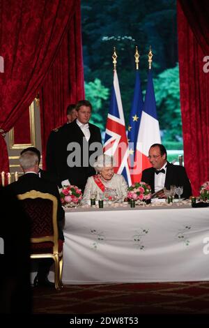 Die britische Königin Elizabeth II. Spricht mit dem französischen Präsidenten Francois Hollande bei einem Staatsessen im Pariser Elysee-Präsidentenpalast im Anschluss an die internationalen D-Day-Gedenkfeiern in der Normandie zum 70. Jahrestag der Landung der Alliierten im Zweiten Weltkrieg in der Normandie. Foto von Hamilton/Pool/ABACAPRESS.COM Stockfoto